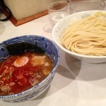 頑者 - ラー博は俺の社員食堂。#誰が撮ってもおんなじシャシン ですっかりお馴染み。辛つけめん、大盛り！  今日もラー博は混んでいるなぁ。夏休み終盤ってところかな。家族連れや少年少女グループ多し