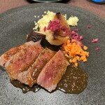 300383230 - 国産牛サーロイン。焼き加減も最高。