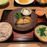 大戸屋 新横浜駅前店 - 鰆の西京焼き 菜の花からし和え添え