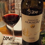 肉ビストロ灯 - 赤ワインを選択