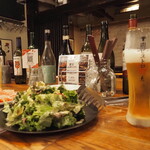 肉ビストロ灯 - テーブル越しの雰囲気