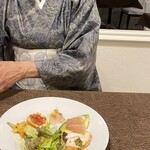 とっちん - テーブルも広く、落ち着いた店内