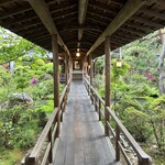 旅館花屋 - 中庭の渡り廊下