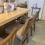 麦家人 - カウンター席と奥がテーブル席