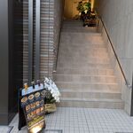 アイリッシュパブ ザ クルーラカーン - この急な階段を上った2階にお店はあります