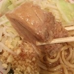 麺家 ぶんすけ - デカい豚も二郎仕様に煮込まれている…