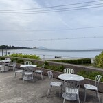 クラブハリエ ジュブリルタン - 2階は琵琶湖を臨むテラス席