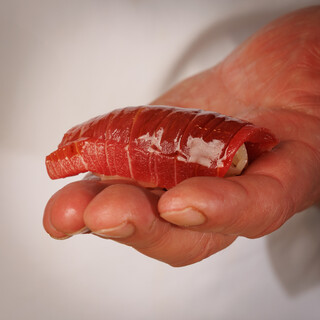 一貫の完成度を高めるのは、ネタに寄り添う絶妙なシャリの温度。