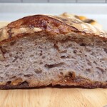 ベイクハウス イエローナイフ - 有機イチジクと有機クルミのカンパーニュ（ハーフ）