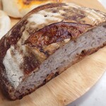 ベイクハウス イエローナイフ - 有機イチジクと有機クルミのカンパーニュ（ハーフ）