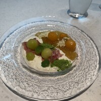 フランス料理 タンモア - 1皿目
                    生ハムとメロンを使った2種仕立て。