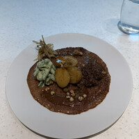 フランス料理 タンモア - 2皿目
                      全粒粉のガレット、鴨赤ワイン煮のリエット、新じゃが、豆類、焦がしバター。