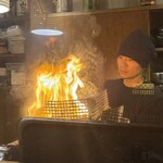 まるしん - ファイヤー‼️炎を見つめているイケメン店長さん❣️会計後お見送りしてくださった笑顔も素敵でした(*ฅ́˘ฅ̀*)♡