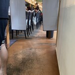 麺屋 みつば - カウンターの後ろにテーブル席が4つほど