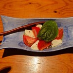 鶏 炭火 地酒 松もと - フルーツトマトとモッツァレラのサラダ