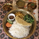 インド料理 パリワル - 国産地鶏肉のカレーとネパーリダルバート