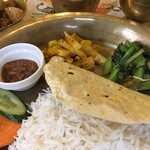 インド料理 パリワル - ネパーリサラダ、シダラコチョップ(生トマト焼きと焙煎煮干しのソース)、大根アチャール、サグ、バスマティライス、パパド