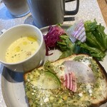 gift tokyo - サラダとスープ(この日はコーンスープ)がついてます！