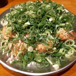 あべの たこやき やまちゃん 川口店 - ネギの下にはふんわりたこ焼き８個