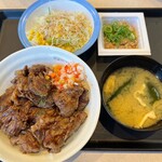 松屋 - これも気になってしまったカットヒレステーキ丼