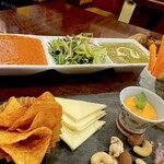 アーユーボーワン - おつまみ盛り合わせ、各種カレー