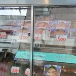 Sakai Shokudou - 店頭では、刺し身のパックや持ち帰りでお弁当の販売も。