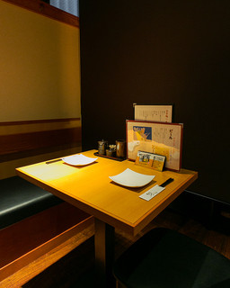 Katsugyo Shunsai Kushiyaki Tokoro Torimasa - 2名様のテーブルもご用意しております。