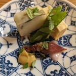 割烹 市川 - 鯛のお寿司　鯛の子入りの玉子焼き　蛍烏賊酢味噌