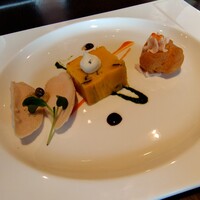 IL PINOLO SKY TERRACE 横浜 - 前菜盛り合わせ　鶏むね肉低温調理、カボチャのイタリアン惣菜、サーモンのパイシュー