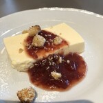 RACINES - ドルチェはレアチーズケーキのベリーソースがけ。食後のコーヒー付き