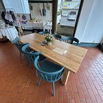 blue wall cafe & marche - 店内テーブル席❗️