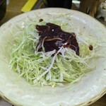 清楽 - サービスでキャベツの千切りを頂いた。しかも自家製ソースがけ！