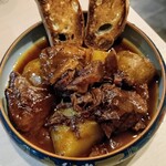 さけとめし 葵 - 肉じゃが～牛すね肉の赤ワイン煮込み仕立て～ 1280円