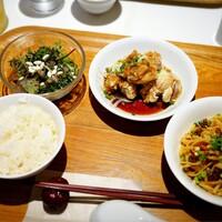 南青山エッセンス - セットA（油淋鶏）: ご飯と汁なし担々麺を選択