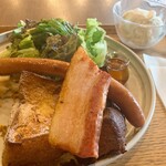 パンとエスプレッソと - フレンチトーストセット+バニラアイスクリーム　8時から開いてるのありがたい。パン購入は行列でしたがカフェ利用はそのまま着席できました。パン、テイクアウト、カフェ、と入店の導線が別なので列が見えたら用事を伝えて聞くのがよさそう