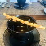 西欧料理 サヴァカ - ②【アミューズ-2】
      本州鹿のコンソメスープ、サクルスティア？（チーズ風味のグロッシーニ）