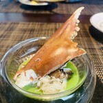 西欧料理 サヴァカ - ⑥ 【魚？】
      ♂ドウマン蟹（トゲノコギリガザミ）の爪、ウスイエンドウ+空豆のソース
      根曲り筍の素焼き、オランデーヌソース添え