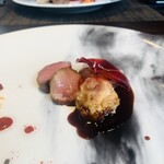 西欧料理 サヴァカ - ⑨【肉-2】
       本州鹿肉3種（脳味噌、舌、ロース）、赤ワインソース、ビーツのチール（飴？）添え