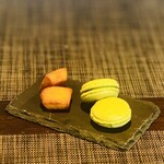 西欧料理 サヴァカ - ⑬【小菓子】
      マカロン、フィナンシェ