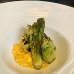 西欧料理 サヴァカ - ⑤【温前菜-2】 山菜3種のフリット（コシアブラ、タラノメ、コゴミ）、2種のソース（アミガサダケ：和製モリーユ茸、卵黄）