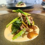 西欧料理 サヴァカ - ⑦【肉-1】
       穴熊のロティ、カリフラワのピュレ、馬鈴薯のリソレ（カラメルコーティング）、行者大蒜添え