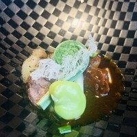 西欧料理 サヴァカ - ③【アミューズ-3】
                      仔熊肩肉の赤ワイン煮込み、内腿のソテー、山菜2種（コゴミ、ノビル）空豆添え