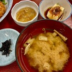 紀のや - 小鉢の2品と味噌汁
