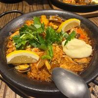 ricont - ご飯はこの店の名物、魚介のパエリア。