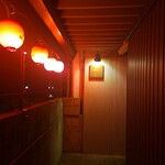 宇多津ホルモン - 外観入口通路(･ω･｀*)