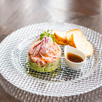 黒マグロとアボガドのアヒポキ　メルバトースト添え