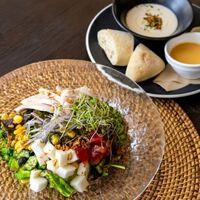  低温調理した鶏胸肉のサラダディッシュ