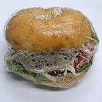 アブミ ベーカリー - モーニングベーグル（トマト・黒胡麻ごぼうサラダ・チキン）