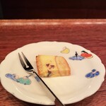 カフェ・鈴木 - バタークリームとレーズンが入ったケーキ
