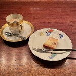 カフェ・鈴木 - エスプレッソの後にお口直しの茶菓子とコーヒーも